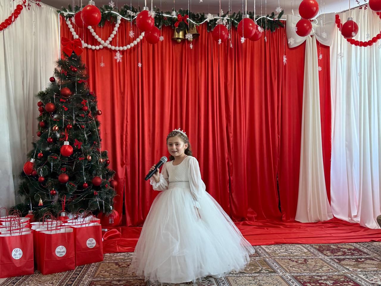 Детям и подросткам Реабилитационного центра в Казбековском районе в преддверии Нового года вручили подарки от Благотворительного фонда «Чистое сердце»